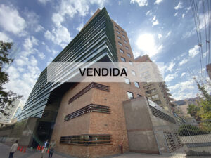 GRAN OFICINA LAS CONDES EN LA MEJOR UBICACIÓN AL LADO DEL METRO